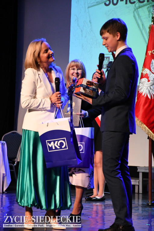 Siedlce: odsłonięto mural i popiersie w Szkole Podstawowej nr 6. Jubileusz 110-lecia „Szóstki”