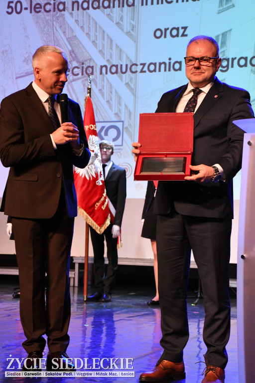 Siedlce: odsłonięto mural i popiersie w Szkole Podstawowej nr 6. Jubileusz 110-lecia „Szóstki”