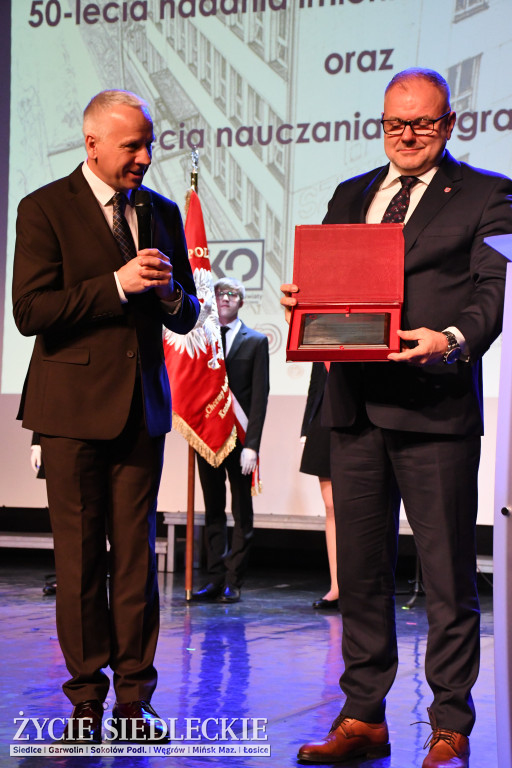 Siedlce: odsłonięto mural i popiersie w Szkole Podstawowej nr 6. Jubileusz 110-lecia „Szóstki”