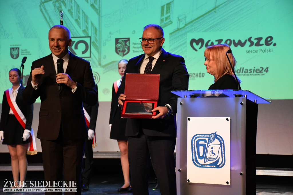 Siedlce: odsłonięto mural i popiersie w Szkole Podstawowej nr 6. Jubileusz 110-lecia „Szóstki”