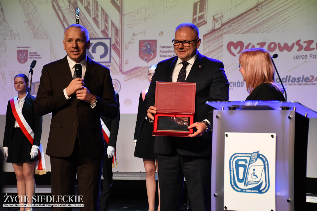 Siedlce: odsłonięto mural i popiersie w Szkole Podstawowej nr 6. Jubileusz 110-lecia „Szóstki”