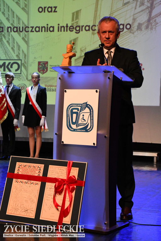 Siedlce: odsłonięto mural i popiersie w Szkole Podstawowej nr 6. Jubileusz 110-lecia „Szóstki”