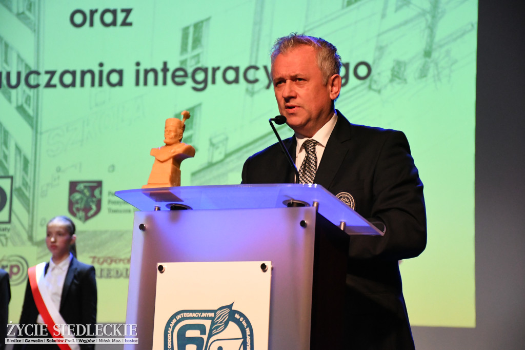 Siedlce: odsłonięto mural i popiersie w Szkole Podstawowej nr 6. Jubileusz 110-lecia „Szóstki”