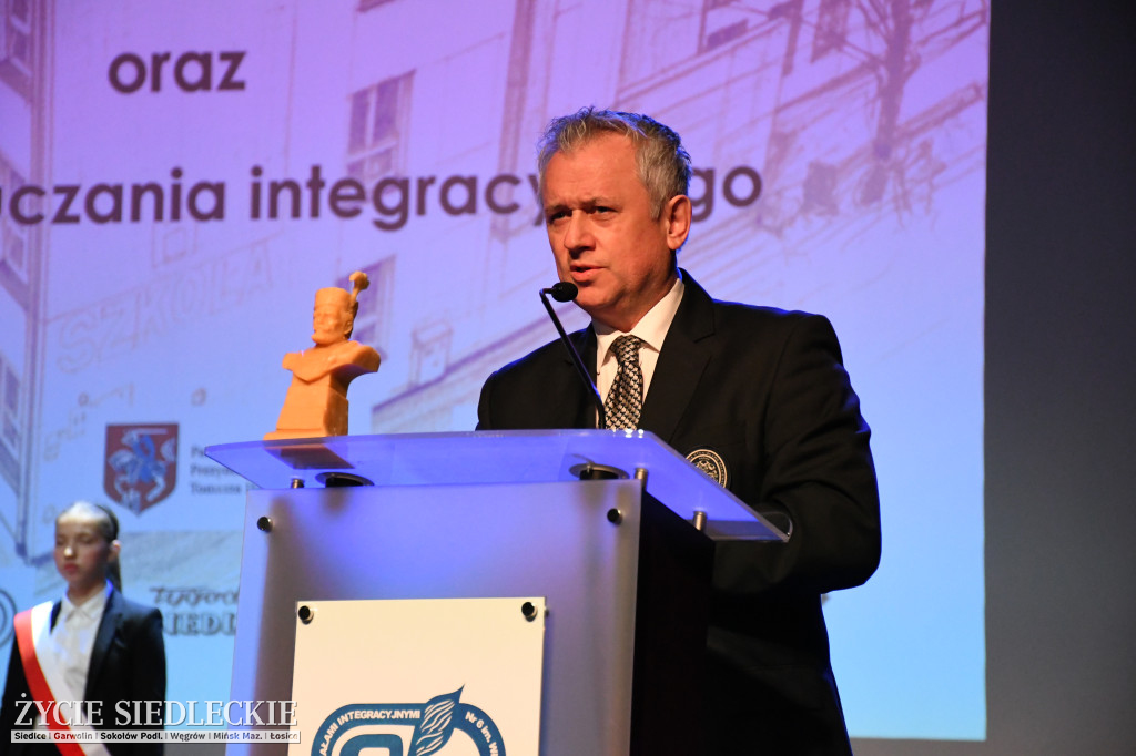 Siedlce: odsłonięto mural i popiersie w Szkole Podstawowej nr 6. Jubileusz 110-lecia „Szóstki”