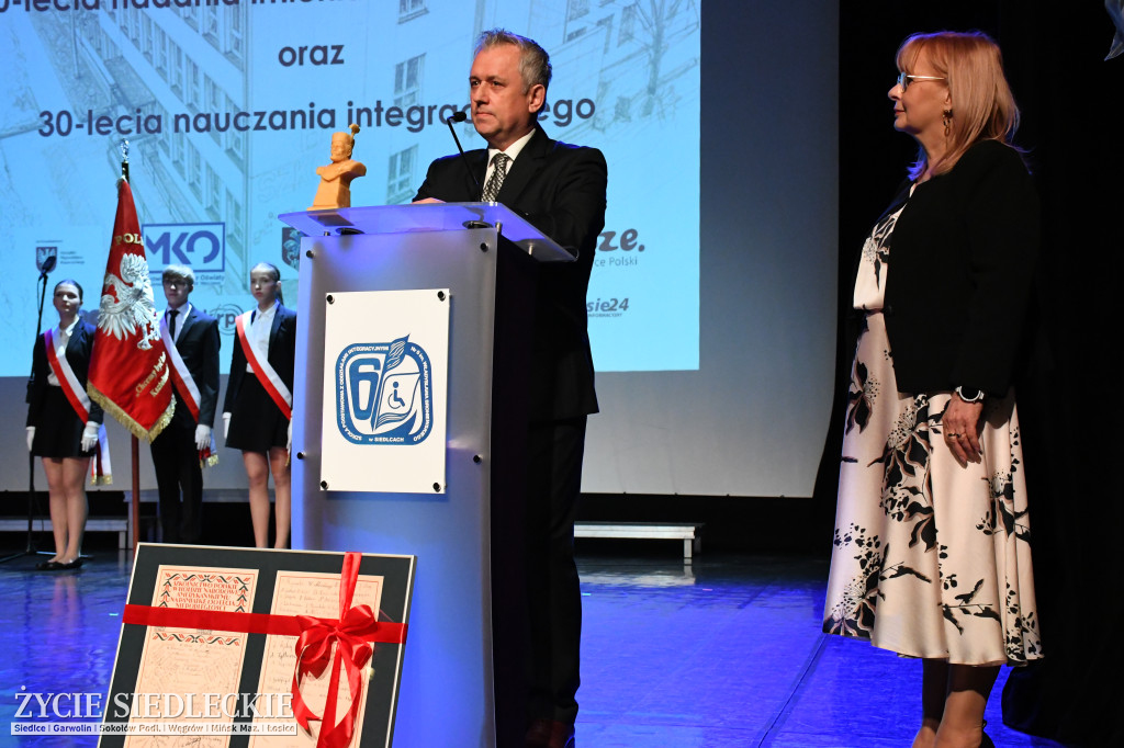 Siedlce: odsłonięto mural i popiersie w Szkole Podstawowej nr 6. Jubileusz 110-lecia „Szóstki”