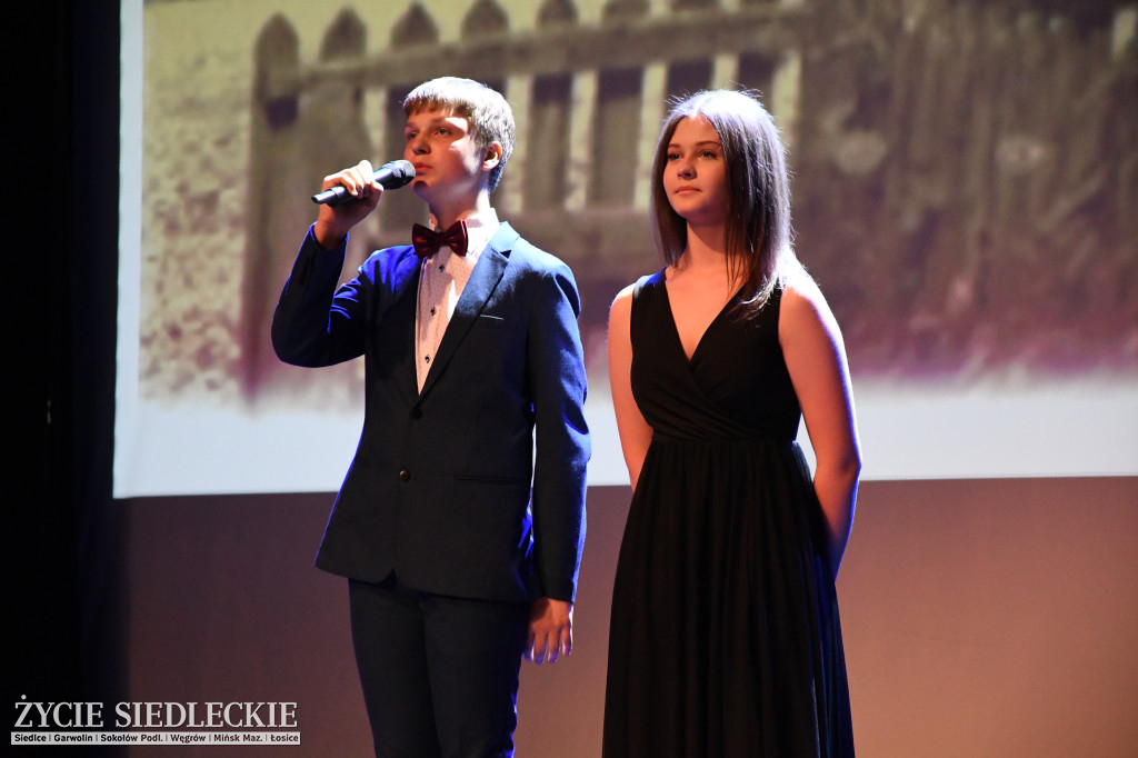 Siedlce: odsłonięto mural i popiersie w Szkole Podstawowej nr 6. Jubileusz 110-lecia „Szóstki”
