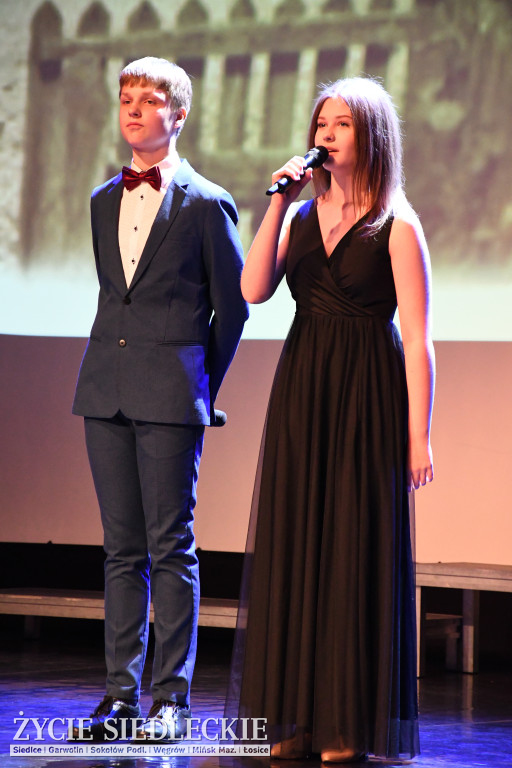 Siedlce: odsłonięto mural i popiersie w Szkole Podstawowej nr 6. Jubileusz 110-lecia „Szóstki”