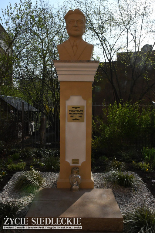 Siedlce: odsłonięto mural i popiersie w Szkole Podstawowej nr 6. Jubileusz 110-lecia „Szóstki”