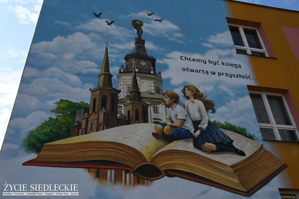 Siedlce: odsłonięto mural i popiersie w Szkole Podstawowej nr 6. Jubileusz 110-lecia „Szóstki”