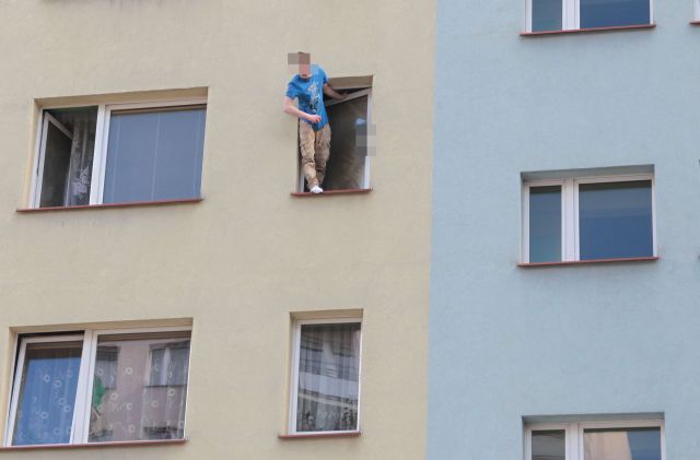 Chciał wyskoczyć z okna. Powodem rozczarowanie miłosne?