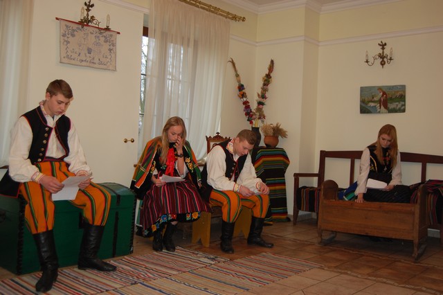 Czytali ?Chłopów? w dworku (galeria zdjęć)