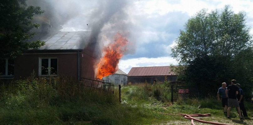 Dom w Starym Ratyńcu się zapalił, a strażacy nie mają samochodu!