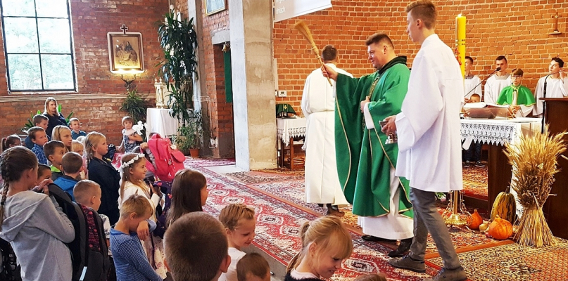 Kapelan poświęcił - naczelnik pouczał