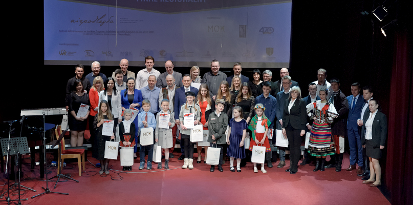 900 wykonawców z 43 miejscowości śpiewało pieśni i piosenki patriotyczne