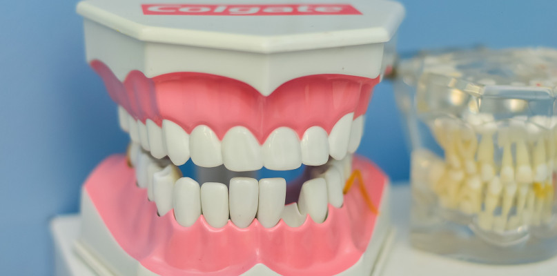 Czy korona porcelanowa na Żoliborzu, czy gdziekolwiek indziej, to dobry pomysł?