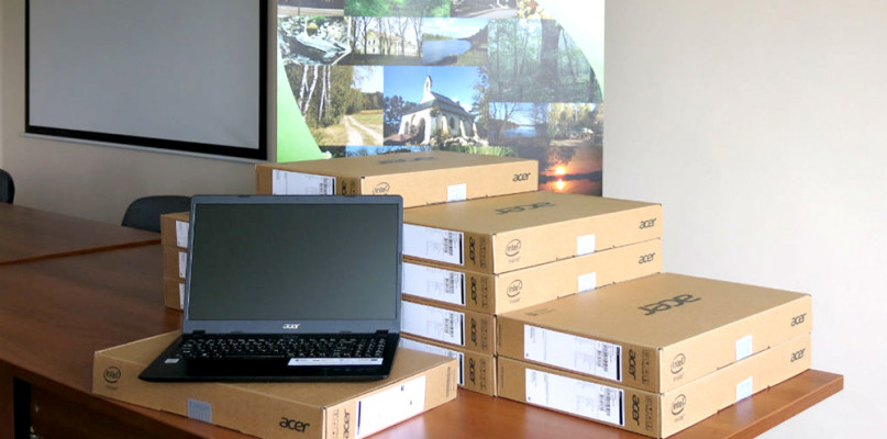 Starostwo przekazało nowe laptopy dla łosickich szkół