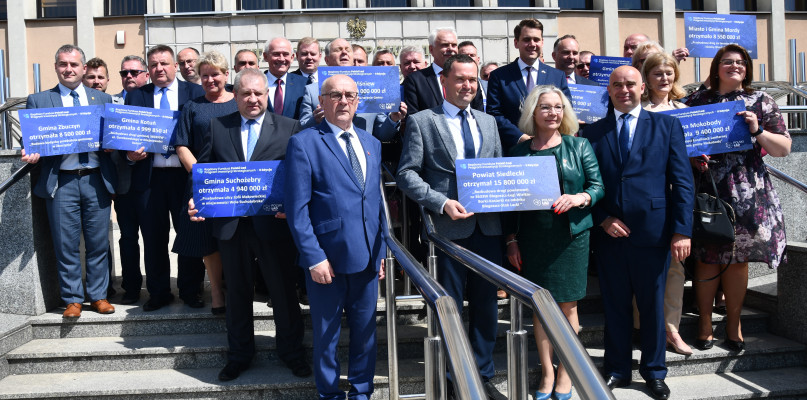 Czeki wręczone. Miliony dla powiatu siedleckiego