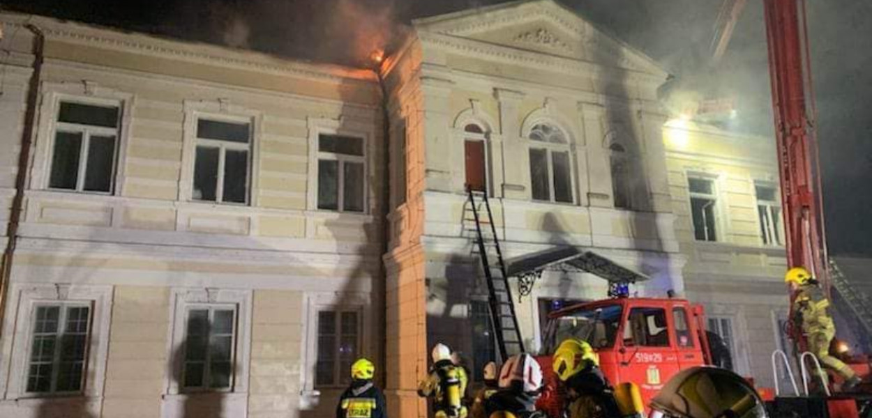 Zabytkowy pałac cały w ogniu