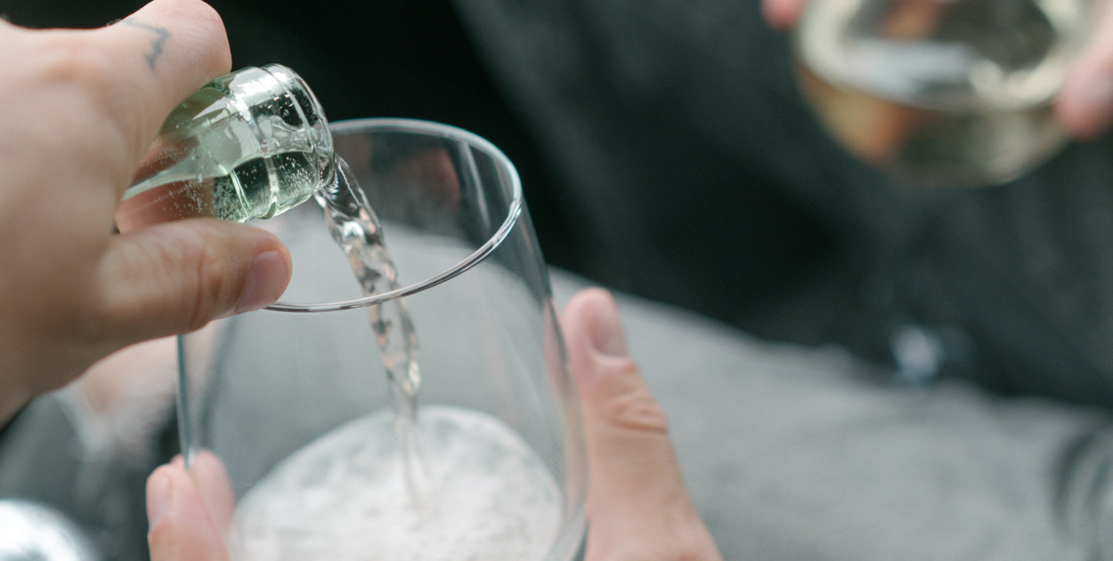 Czy pasażer może być pod wpływem alkoholu? Sprawdzamy przepisy!