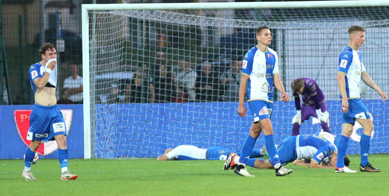 Szampany schowane do lodówek. Feta w Siedlcach zepsuta (fotogaleria)