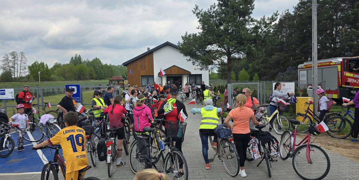 Z flagami w ręku podróżowali po gminie na rowerach