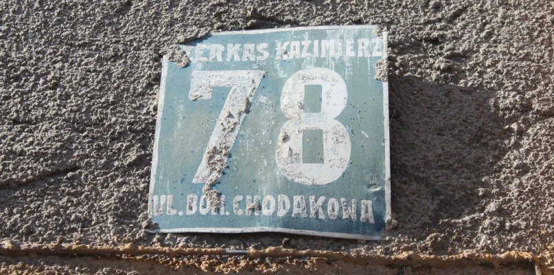 Choć od zmiany nazwy minęło 25 lat, na ul. Długiej w Sokołowie wciąż wisi taka tabliczka