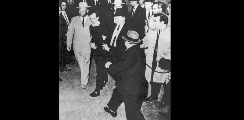 Jack Ruby strzela do Oswalda, 24 listopada 1963 r. - Fot. Jack Beers Jr., Dallas Morning News