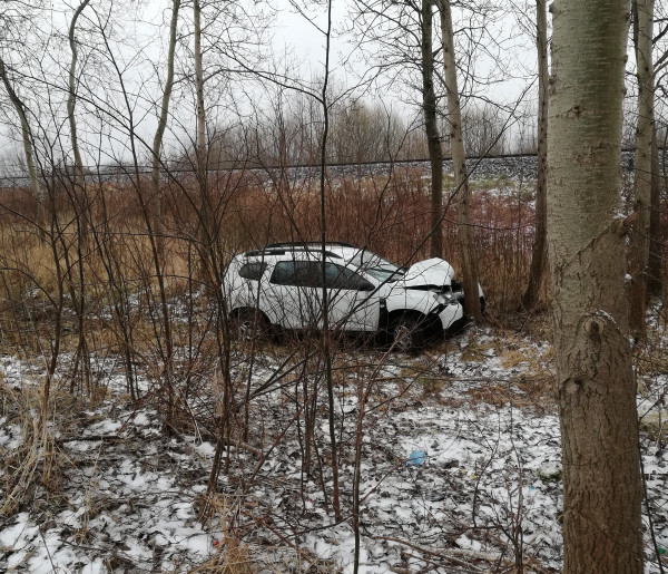 Samochód wpadł w poślizg, zatrzymał się na drzewie-32174