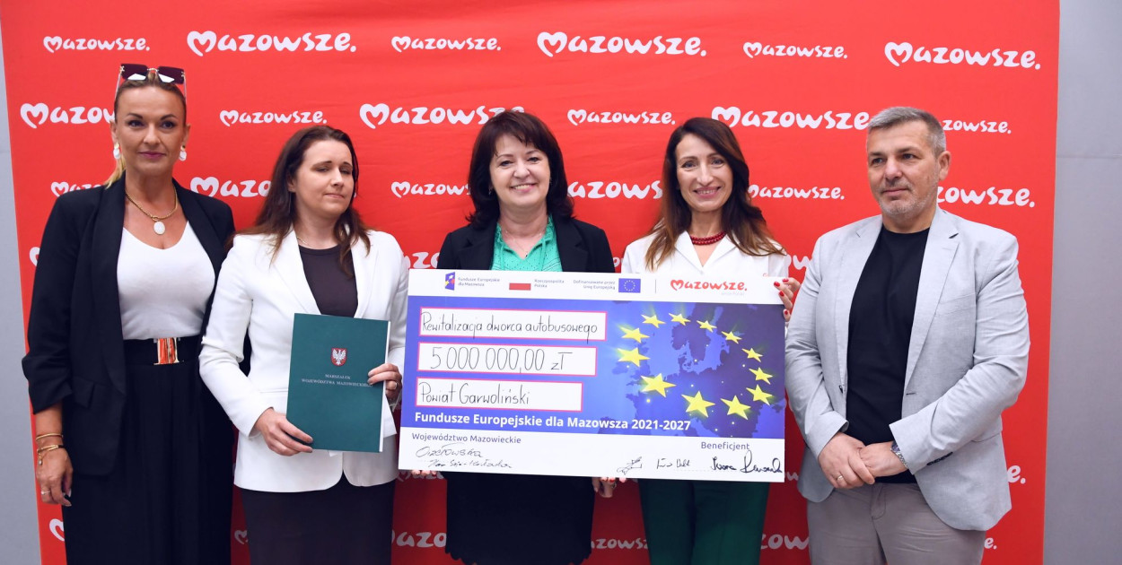 Po podpisaniu umowy. Fot. Michał Słaby