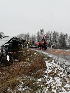 Wypadek w Stoku Lackim. Pociąg uderzył w ciężarówkę stojącą na torach-32173