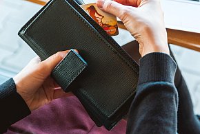 Emeryci coraz częściej rezygnują z gotówki. Wiemy, dlaczego-50186