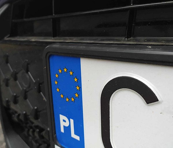 Rejestracja auta przez internet i koniec z przynoszeniem tablic. Rząd przyjął...-51023
