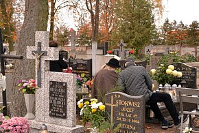 Savoir-vivre na 1 listopada. Jak się zachować podczas wizyty na cmentarzu?-52818
