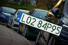 Tablice z zielonymi napisami na kolejnych autach. Nie chodzi o "elektryki"-53626