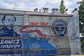 Mural Władysława Rawicza wraca na ścianę SP nr 5 w Siedlcach