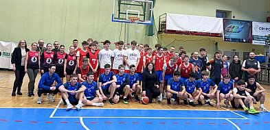 Koszykówka z sercem- młodzież siedleckich szkół pokazała, że empatia ma znaczenie