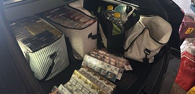 Akcja policji w Siedlcach: tysiące nielegalnych papierosów i spirytus