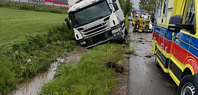 Pijany kierowca ciężarówki wjechał do rowu