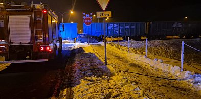 Było o krok od tragedii. Samochód zderzył się z pociągiem towarowym w Siedlcach