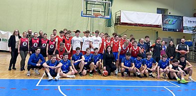 Koszykówka z sercem- młodzież siedleckich szkół pokazała, że empatia ma znaczenie
