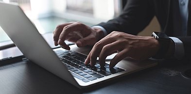 VAT w streamingu i kamerkach online – kiedy streamer musi zostać vatowcem, a kiedy