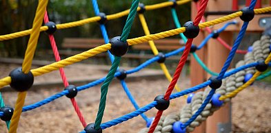 Bezpieczny obiekt rekreacyjny dla dzieci – jak zadbać o zgodność z przepisami i un