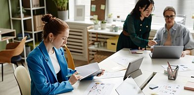 Studia podyplomowe a zmiana branży – jak skutecznie przejść do nowego sektora?