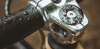 Mostek rowerowy - fundament stabilności. Jak precyzyjnie wybrać mostek?