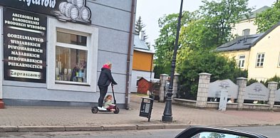 Za głowę można się złapać. Kobieta przewoziła dziecko na hulajnodze – Siedlce