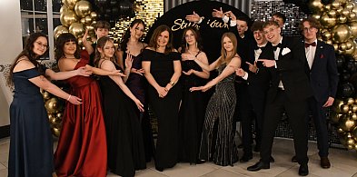 Zatańczyli poloneza i spojrzeli w przyszłość. Studniówka w „Budowlance” ( ZDJĘCIA)-53803