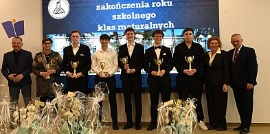 Matura coraz bliżej. IV LO pożegnało swoich absolwentów ( FOTOGALERIA)