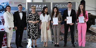 Młodzi kolejarze kończą ważny etap – uroczyste zakończenie roku w ZSP nr 6 (FOTO)