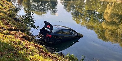 Sprawca kolizji wylądował w stawie-52244