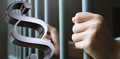 Powiat łosicki: Kolizja w Chotyczach: kierowca w rowie,-53295